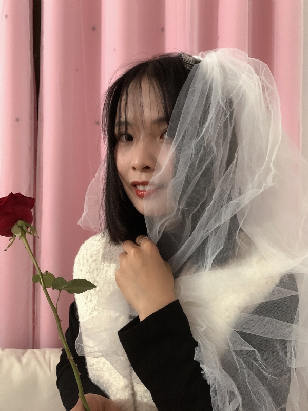 持紫菜包饭的女孩的第一张照片--连江交友网